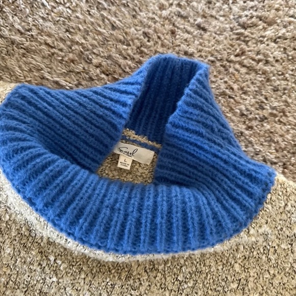 Easel Los Angeles Cowl Neck Snowflake printed Sweater 
Size Large - Picture 9 of 12